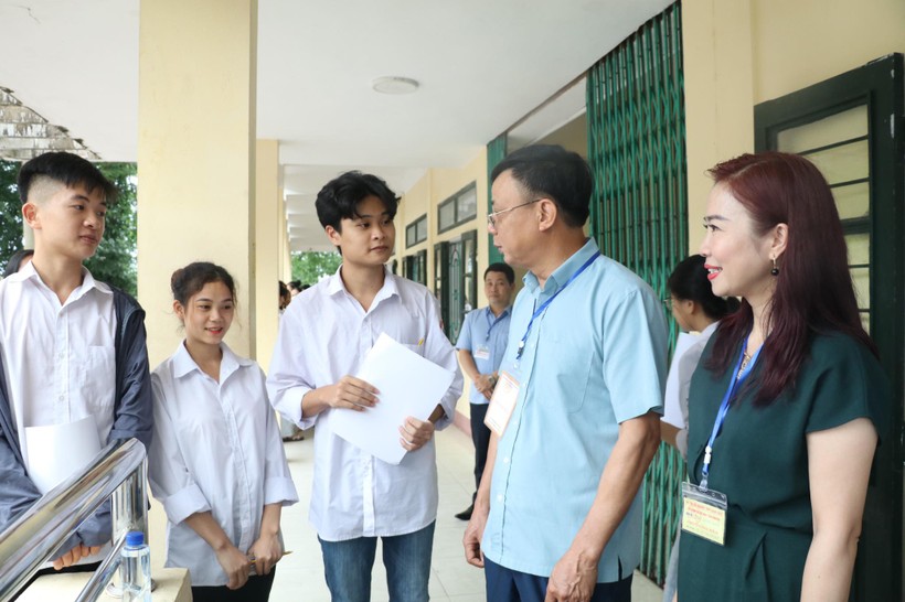 Lãnh đạo tỉnh Thái Nguyên động viên các thí sinh tham dự kỳ thi tốt nghiệp THPT năm 2023.