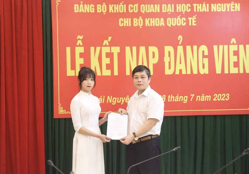 Sinh viên Khoa Quốc tế ĐH Thái Nguyên vinh dự đứng trong hàng ngũ của Đảng ảnh 1