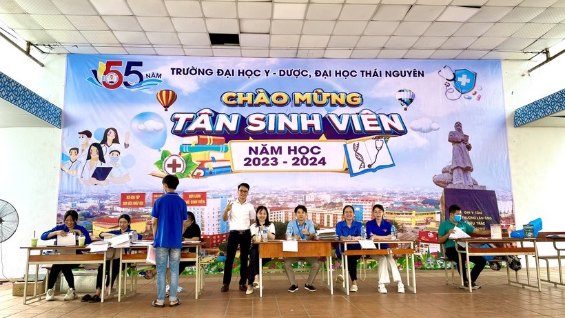 Sinh viên Trường Đại học Y – Dược Thái Nguyên rộn ràng ngày nhập học ảnh 2