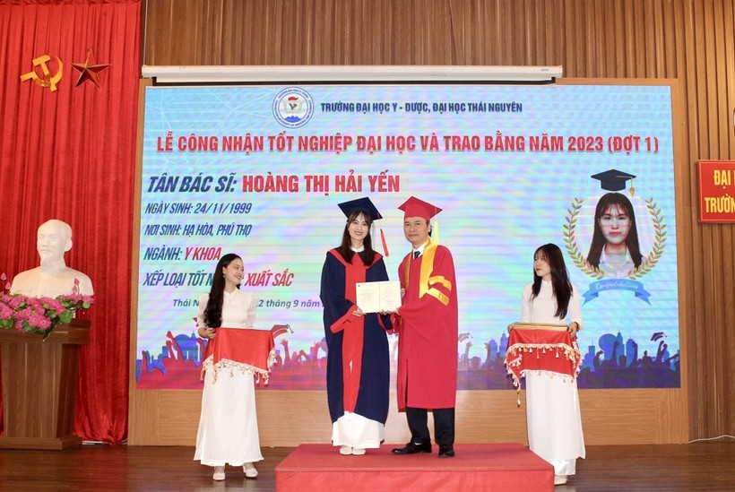 PGS,TS. Nguyễn Tiến Dũng, Bí thư Đảng ủy, Hiệu trưởng nhà trường trao bằng cho các tân bác sĩ, dược sĩ.
