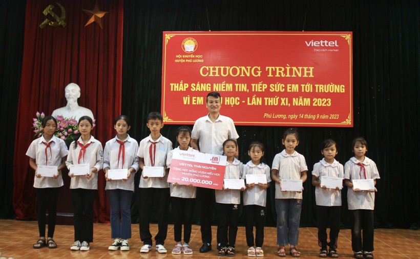 Chương trình thắp sáng niềm tin, tiếp sức em tới trường vì em hiếu học được tổ chức lần thứ XI, năm 2023 tại huyện Phú Lương. ảnh 1