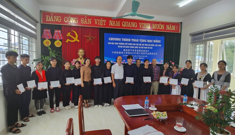 Đại sứ quán Trung Quốc tại Việt Nam tặng 15 suất học bổng cho học sinh DTNT.