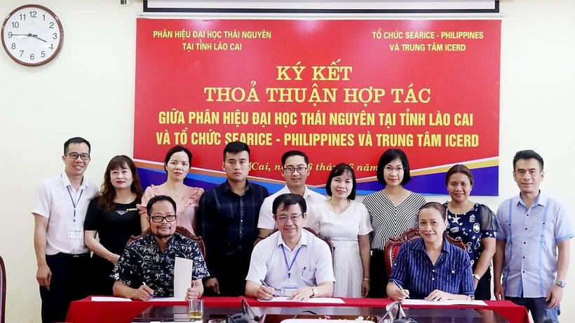 Lễ ký kết Biên bản ghi nhớ hợp tác giữa Phân hiệu Đại học Thái Nguyên tại tỉnh Lào Cai và Tổ chức sáng kiến Nâng cao năng lực cộng đồng khu vực Đông nam Á (SEARICE) và Trung tâm Nâng cao năng lực cộng đồng và Phát triển nông thôn (ICERD). ảnh 1