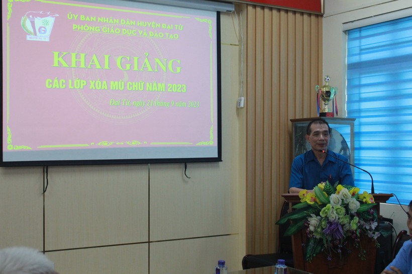 Ông Phan Tuấn - Phó Trưởng phòng GD&ĐT huyện Đại Từ động viên các học viên tham gia lớp học 