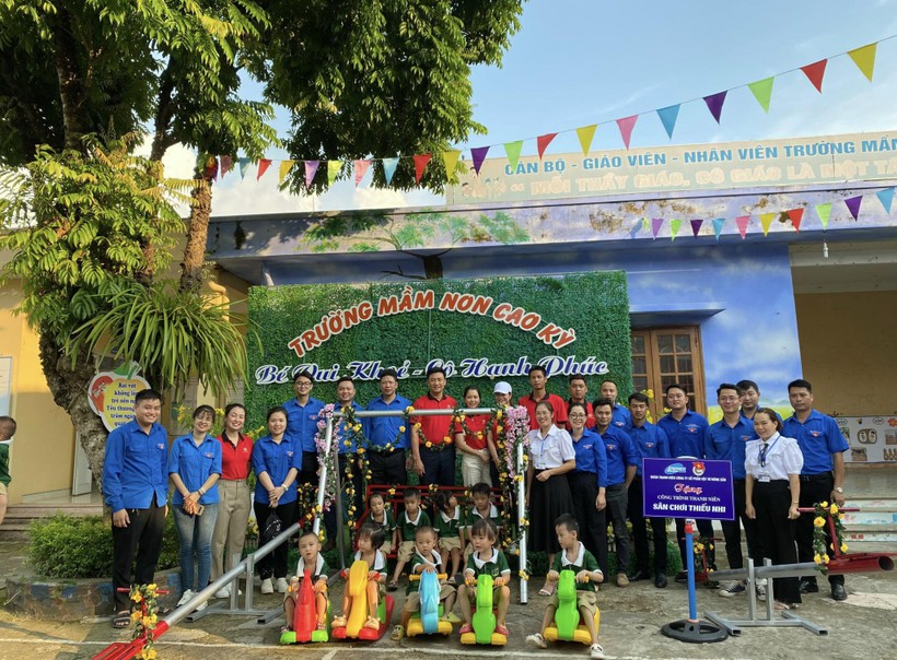 Sân chơi thiếu nhi được trao tặng cho các em học sinh trường Mầm non Cao Kỳ, huyện Chợ Mới, tỉnh Bắc Kạn. ảnh 1