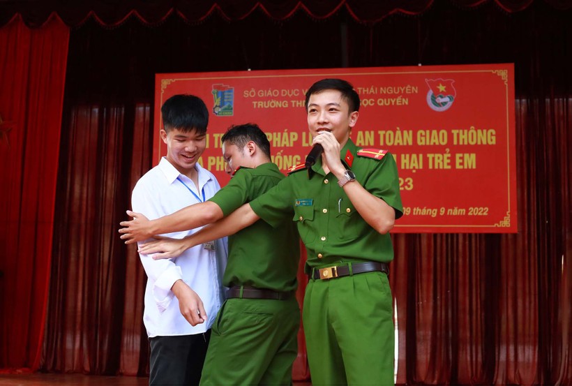 Các em học sinh trường THPT Lương Ngọc Quyến tích cực tham gia các hoạt động trong buổi tuyên truyền PBGDPL tại trường. ảnh 1