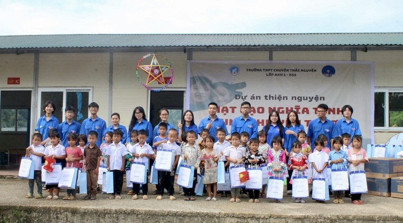 Các em học sinh của điểm trường Lũng Hoài nhận quà của các anh chị lớp 12 Anh 1 trường THPT Chuyên Thái Nguyên. ảnh 1