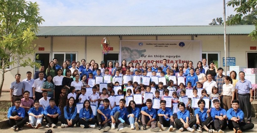 Đoàn tình nguyện của trường THPT Chuyên Thái Nguyên trao tặng nhiều phần quà ý nghĩa. ảnh 2