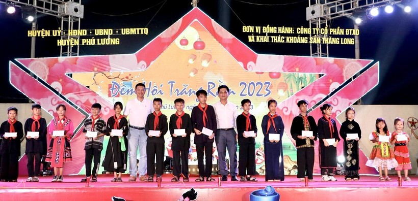 Ông Nguyễn Lâm Thành, Phó Chủ tịch Hội đồng Dân tộc Quốc hội và đại diện đơn vị tài trợ trao quà tặng cho các em thiếu nhi. ảnh 1