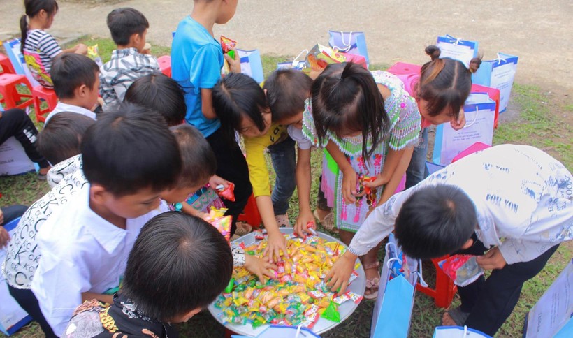 Những đứa trẻ vùng cao được thưởng thức những tấm bánh, chiếc kẹo trung thu ngọt ngào.