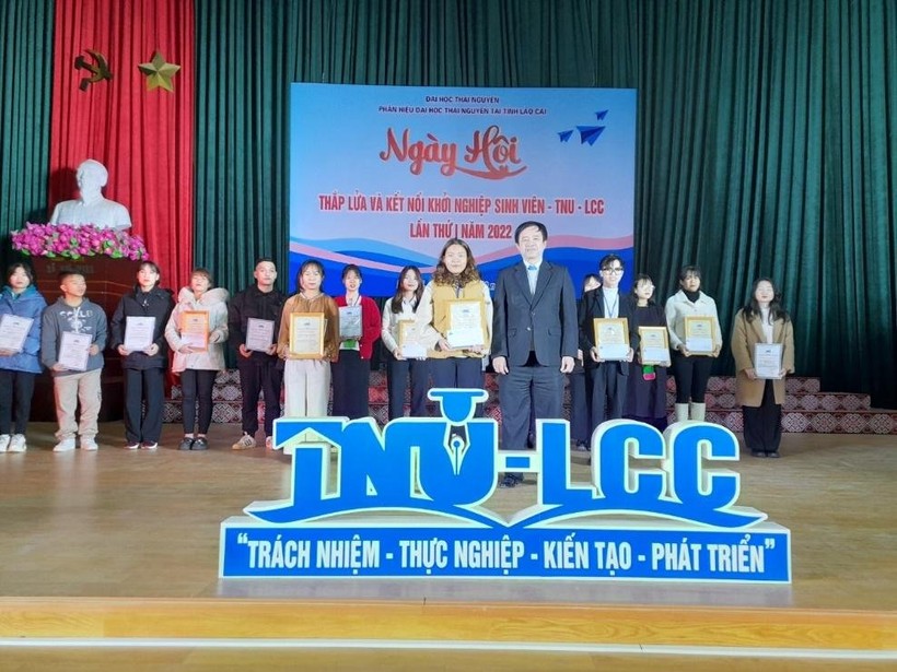 PGS. TS. Nguyễn Mạnh Hà trao giải Nhất cho ý tưởng 