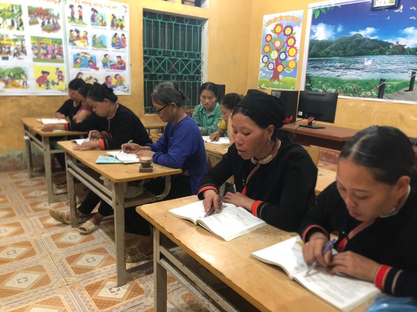 Lớp học xóa mù chữ tại xã Bộc Bố, Pắc Nặm, Bắc Kạn. ảnh 1