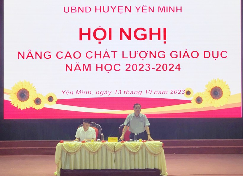 Ông Hoàng Anh Tuấn, Ủy viên BTV Huyện ủy, Quyền Chủ tịch UBND huyện Yên Minh phát biểu tại Hội nghị. ảnh 1