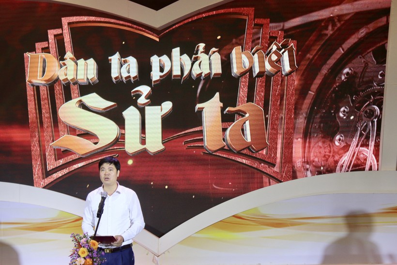 Ông Nguyễn Xuân Quang, Phó Trưởng Ban Tuyên giáo Tỉnh ủy, Trưởng Ban Tổ chức Gameshow phát biểu tại chương trình. ảnh 1