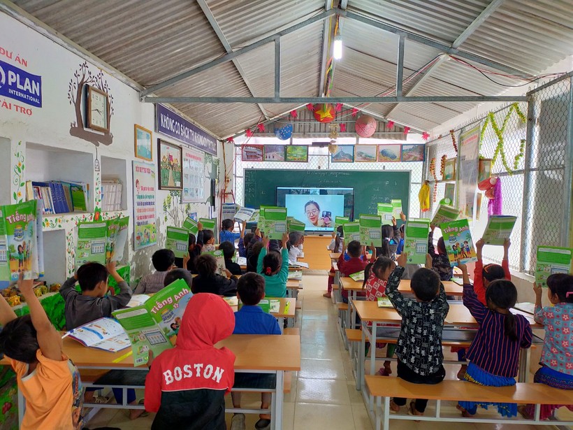 Hình ảnh học tiếng Anh trực tuyến tại lớp học trên địa bàn huyện Mèo Vạc. ảnh 2