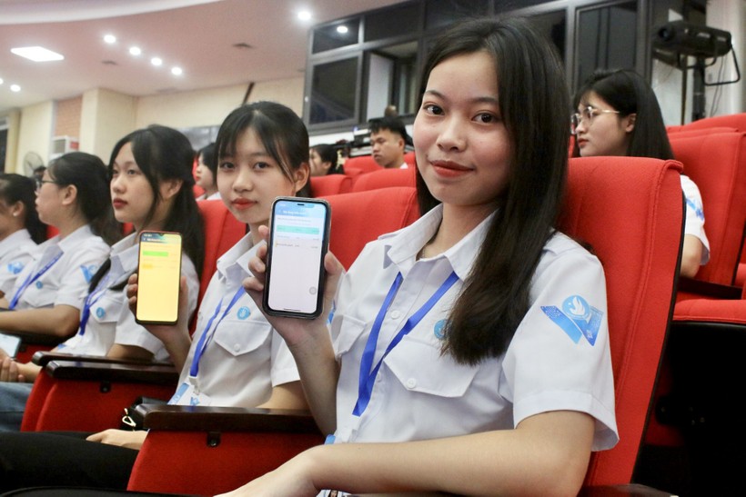 Các đại biểu dự Đại hội biểu quyết bằng Ứng dụng Đại hội Sinh viên trên điện thoại thông minh. ảnh 2