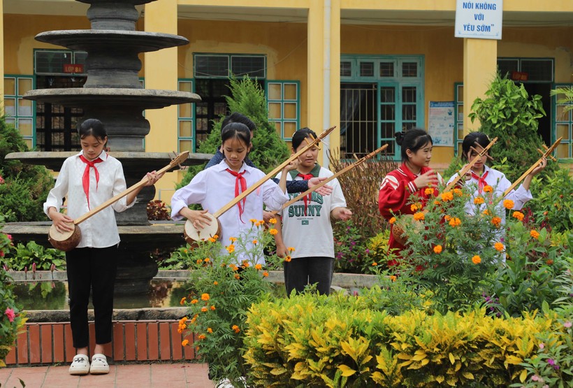 Học sinh trường THCS Phú Bình đang luyện tập đàn tính.