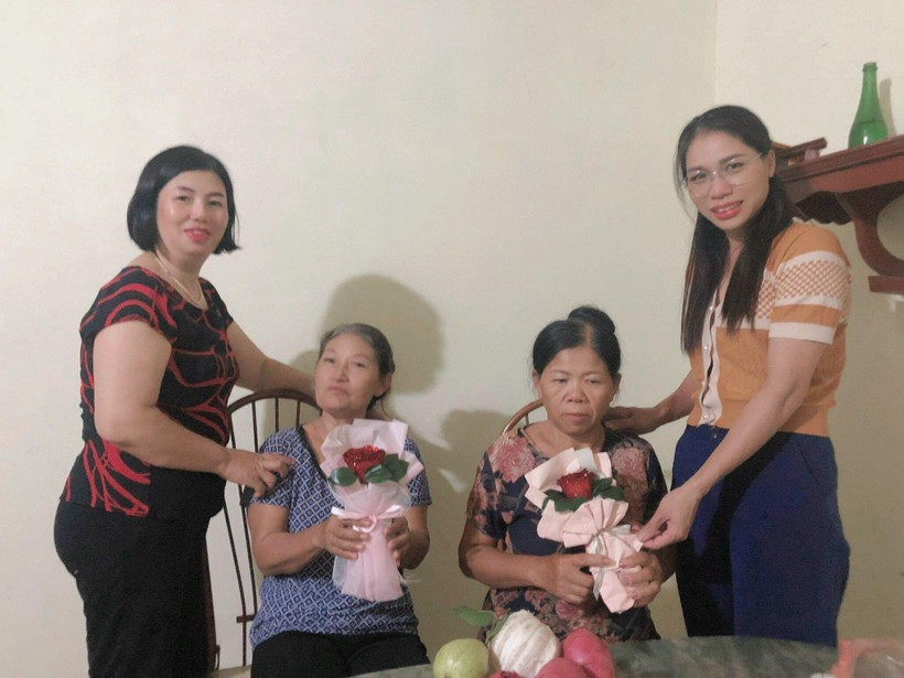 Giáo viên trường Tiểu học Văn Yên tặng hoa cho các học viên nhân ngày phụ nữ Việt Nam 20/10.