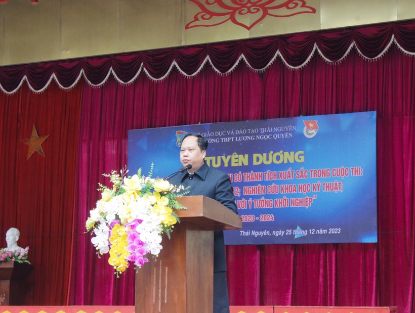 Thầy Dương Xuân Hải, Phó Bí thư Đảng bộ, Phó Hiệu trưởng điều hành Nhà trường phát biểu tại Lễ tuyên dương.