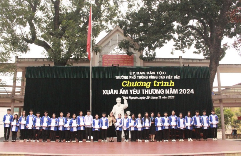 Công đoàn Giáo dục Việt Nam trao quà cho học sinh trường PT Vùng cao Việt Bắc.