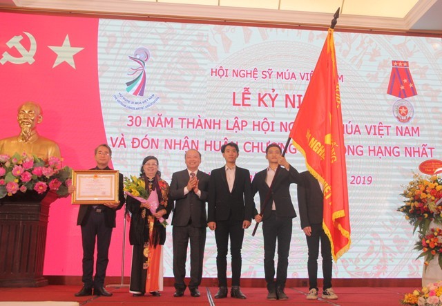 Hội Nghệ sĩ Múa Việt Nam đón nhận Huân chương Lao động hạng Nhất. Ảnh: Thanh Hoa