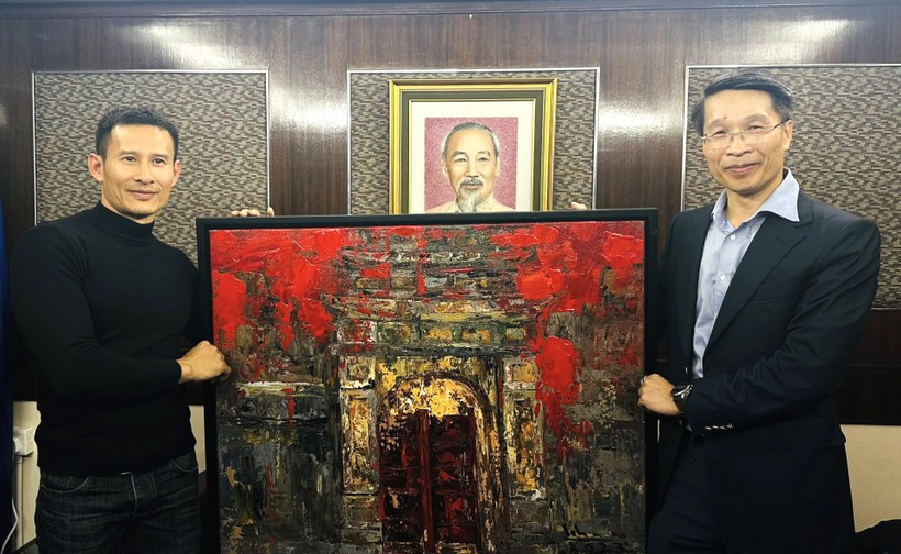 Ông Phạm Bình Đàm (bên phải), Tổng Lãnh sự Việt Nam tại Hong Kong (Trung Quốc) nhận bức tranh do dự án Mỹ thuật Việt Nam và Ngoại giao Văn hóa tặng