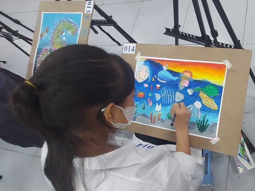 Cuộc thi vẽ tranh "Những sắc màu cuộc sống" lần 2 thu hút sự quan tâm của đông đảo học sinh Hà Nội. Ảnh: Bình Thanh
