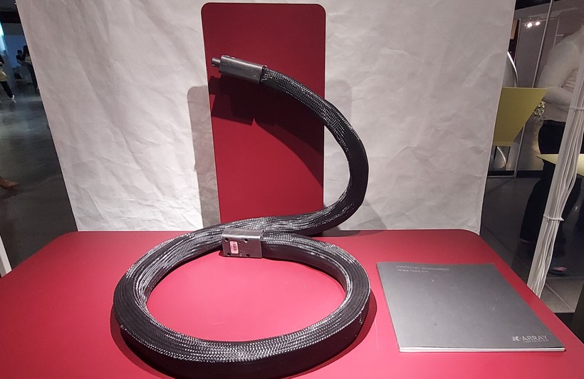 Hiện vật Hình dáng mới của âm thanh - Loa rắn linh hoạt Anakonda - trưng bày tại triển lãm. Ảnh: Bình Thanh