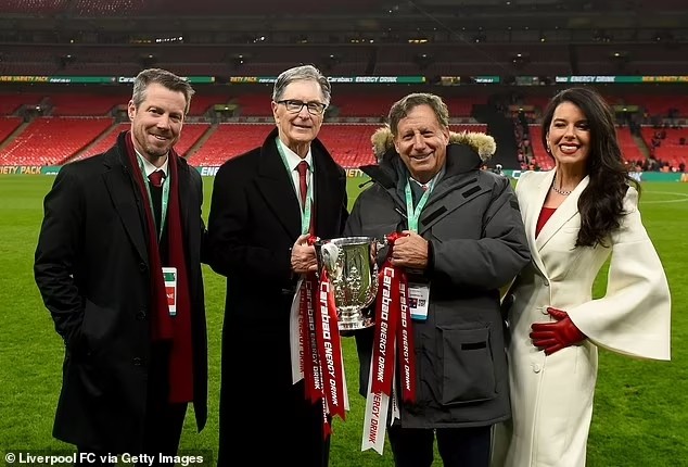 Ông chủ của Liverpool (thứ 2 từ trái sang) đang cân nhắc về những nguồn đầu tư vào câu lạc bộ.