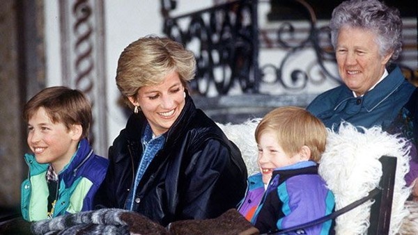 Công nương Diana luôn xuất hiện rạng rỡ bên các con.