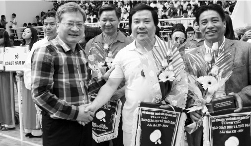 Phó TBT báo GD&TĐ Nguyễn Quốc Chính tặng cờ và hoa cho các đội về dự giải lần thứ XII - 2014 tại Đà Lạt
