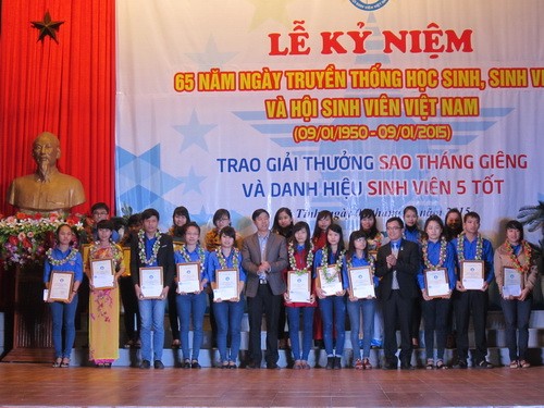 Trường ĐH Hà Tĩnh trao giải thưởng “Sao tháng giêng” và danh hiệu “Sinh viên 5 tốt”