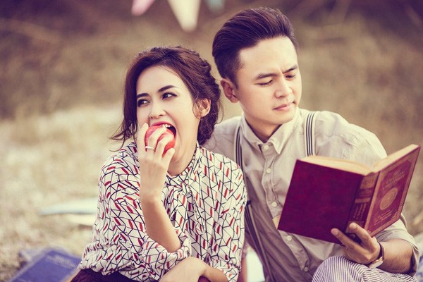 Tú Vi - Văn Anh trao nhau “nụ hôn sơ ri” ngọt ngào nhân dịp Valentine