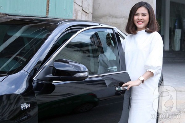 “Bà bầu” Vân Trang tươi xinh mũm mĩm tự lái xe đi sự kiện