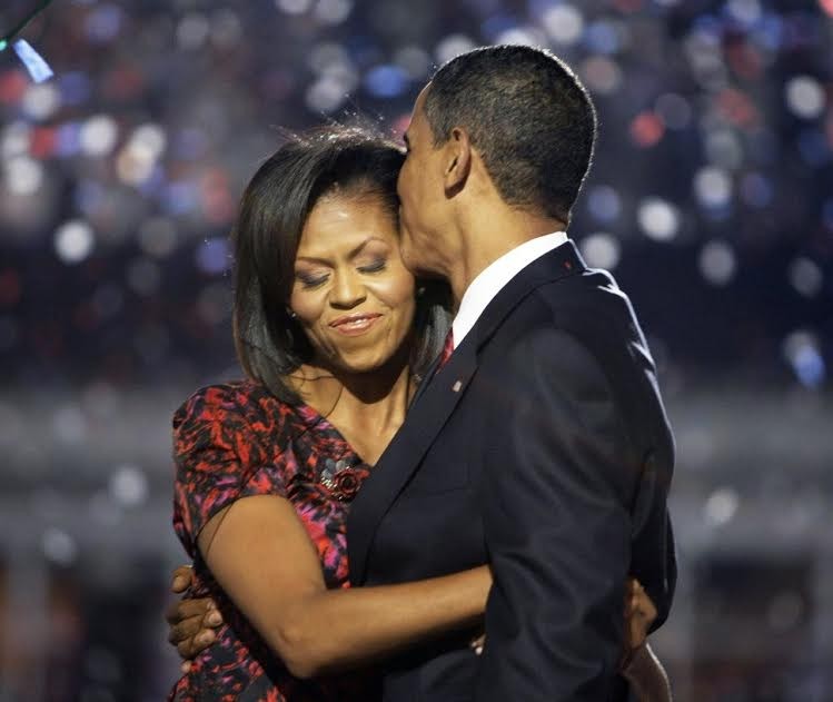 Khoảnh khắc ngọt ngào đến "rụng tim" của vợ chồng Obama