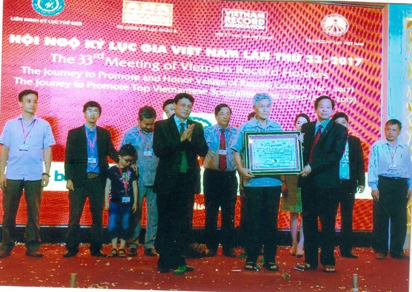 Nhà giáo Lưu Đức Ngò nhận Bằng xác lập Kỷ lục Việt Nam