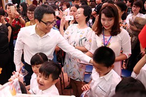Phó Thủ tướng Vũ Đức Đam hòa cùng không khí vui tươi trước lễ khai giảng của các cháu học sinh tiểu học. Ảnh: VGP/Đình Nam