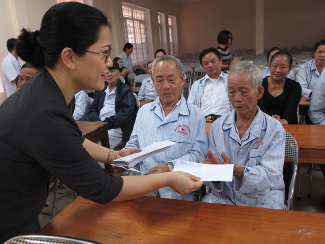 Bà Nguyễn Thị Kim Chi – Giám đốc Sở GD&ĐT Nghệ An – tặng quà tri ân các giáo viên đang điều trị tại BV Y học cổ truyền tỉnh