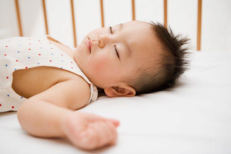 Trẻ đổ mồ hôi nhiều khi ngủ ban đêm, dấu hiệu cảnh báo bệnh bố mẹ nên cẩn trọng