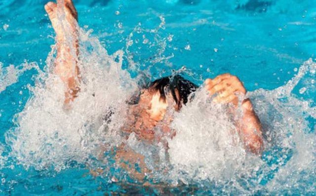 Bé trai Hà Nội suýt chết ở bể bơi: Sai lầm sơ cứu đuối nước cần bỏ ngay