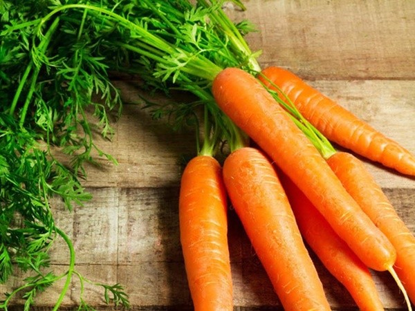 Cà rốt chứa beta-carotene, phân tử tạo nên màu cam sáng nên khi ăn quả nhiều cà rốt có thể làm màu da bị thay đổi.