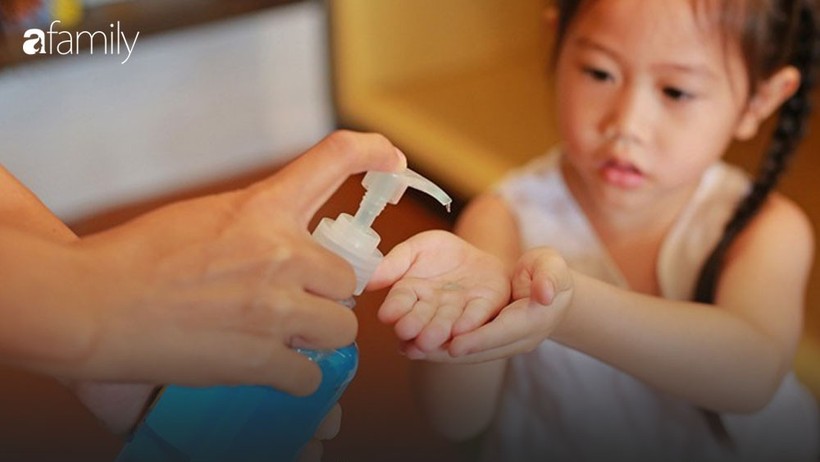 Sử dụng xà phòng để rửa tay là cách giúp hạn chế virus gây bệnh và trẻ nên làm việc này thường xuyên.