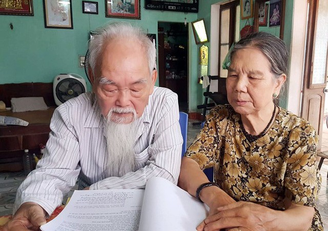 Năm 2016, gia đình ông giáo Đặng Đình Thiêm được công nhận là gia đình văn hóa tiêu biểu của địa phương. Trong ảnh, ông Thiêm chụp cùng vợ. Ảnh: VietNamNet.