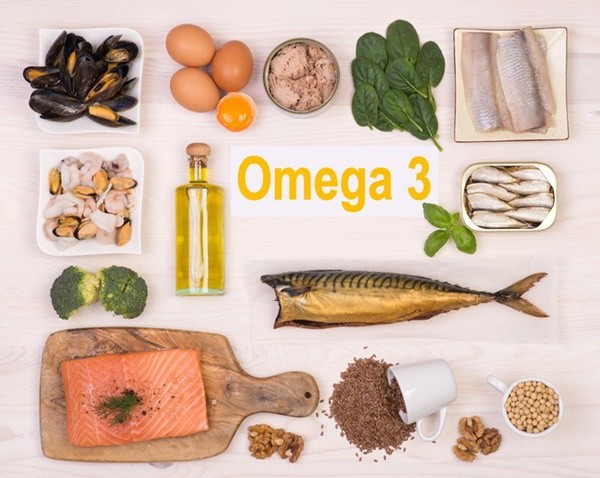 Có một số loại thực phẩm giàu axit béo Omega 3 và phổ biến nhất là các loại hải sản như: Cá hồi, cá ngừ, cá mòi...