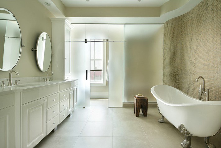Để có được ánh sáng tự nhiên vào bên trong phòng tắm bạn nên lựa chọn thiết kế cửa kính.