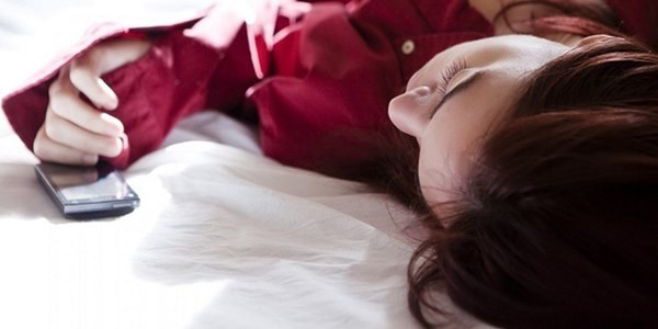 Đặt điện thoại dưới gối hoặc cạnh giường trrong khi ngủ có thể khiến bạn thức dậy trong tình trạng đau nhức đầu, chóng mặt.