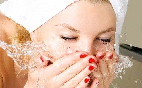 Rửa mặt thật sạch luôn là 1 trong những bước chăm sóc da đầu tiên