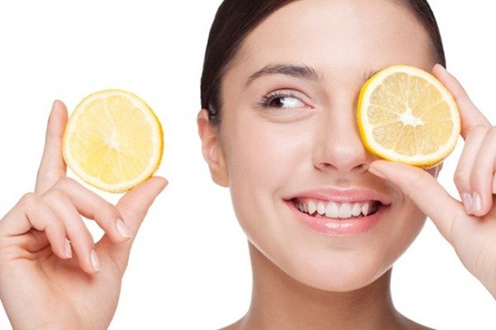 Chanh là một loại trái cây rất giàu vitamin C, canxi và khoáng chất tốt cho da, giúp da chống lại các tia UV có hại. 