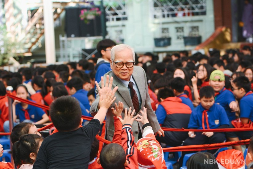 TS Nguyễn Văn Hòa - người sáng lập, Chủ tịch HĐQT Hệ thống trường chất lượng cao Nguyễn Bỉnh Khiêm (Hà Nội) - hạnh phúc bên các học trò nhỏ.