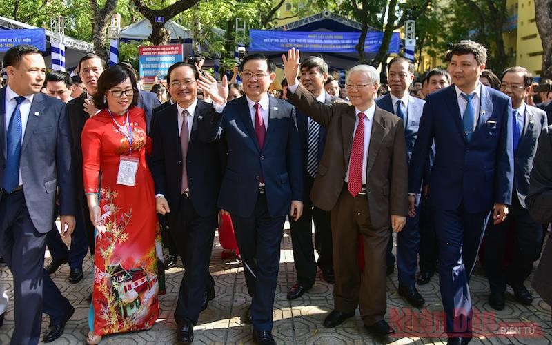 Tổng Bí thư, Chủ tịch nước Nguyễn Phú Trọng về thăm trường THPT Nguyễn Gia Thiều (Hà Nội) nhân kỷ niệm 70 năm thành lập.